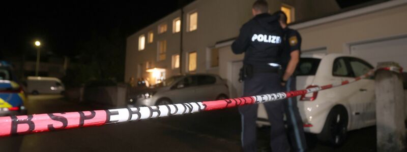 Polizisten im Juli 2023 vor dem Haus in Langweid, in dem drei Menschen erschossen wurden. - Foto: Karl-Josef Hildenbrand/dpa