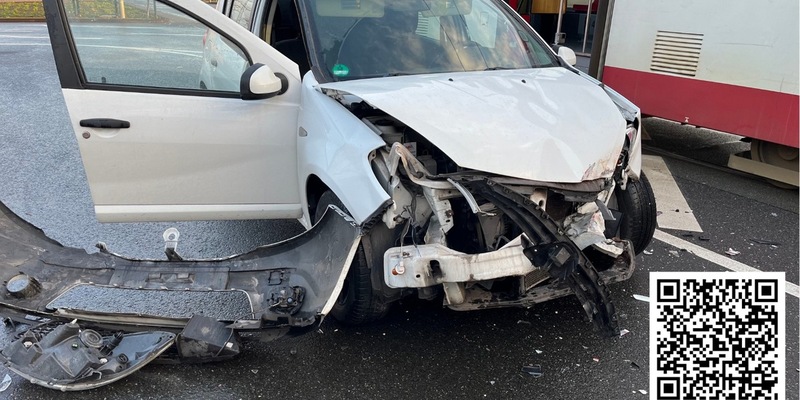 POL-DU: Fahrn: Verbotswidrig gewendet - Auto kollidiert mit Straßenbahn - Foto: presseportal.de