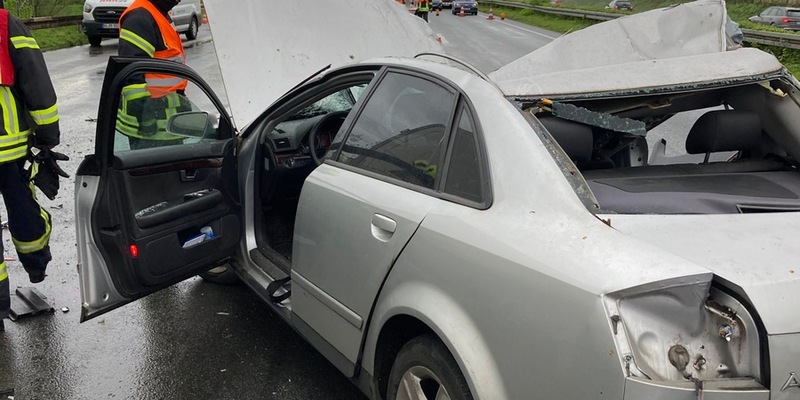 FW-OB: Verkehrsunfall zwischen PKW und LKW auf der BAB 42 - Foto: presseportal.de