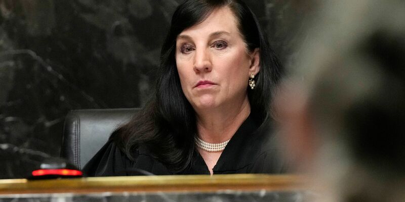 Richterin Cheryl Matthews führt den Vorsitz bei der Verkündung des Strafmaßes gegen die angeklagten Eltern eines Todesschützen. - Foto: Carlos Osorio/AP/dpa