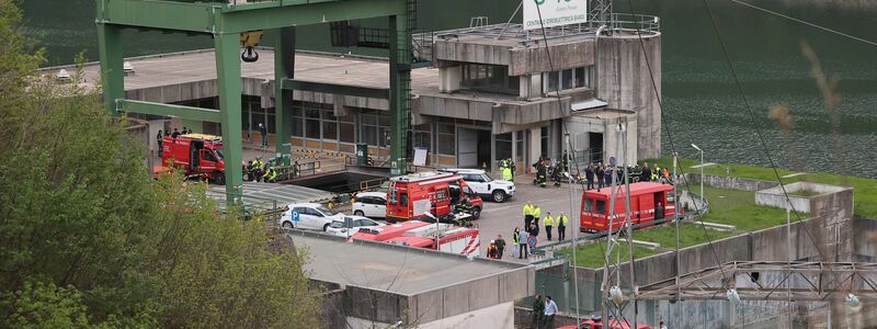 Die Feuerwehr sichert den Ort der Explosion ab. - Foto: Michele Nucci/LaPresse via ZUMA Press/dpa