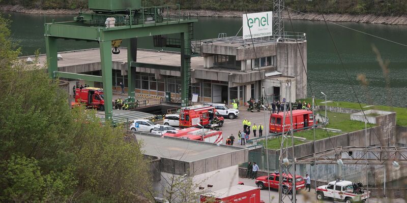 Die Feuerwehr sichert am 9. April den Ort der Explosion an einem Wasserkraftwerk am Stausee von Suviana ab. - Foto: Michele Nucci/LaPresse via ZUMA Press/dpa