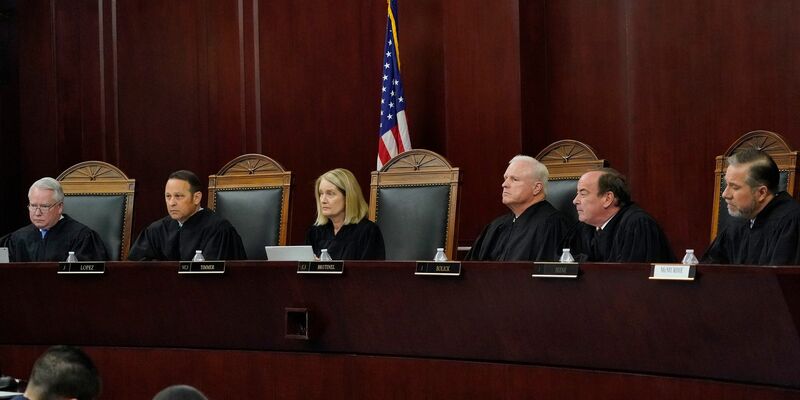 Der Oberste Gerichtshof von Arizona entscheidet sich für die Wiedereinführung eines 160 Jahre alten Gesetzes, das alle Abtreibungen unter Strafe stellt, es sei denn, das Leben der Mutter ist in Gefahr. - Foto: Matt York/AP/dpa