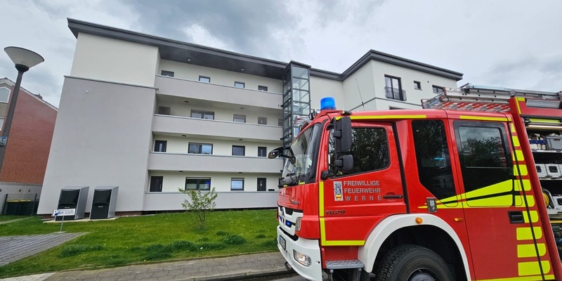 FW-WRN: FEUER_3 - LZ1 - LZ3 - LdF - Vermutlich Wohnungsbrand / Flammen aus Terassentür - Foto: presseportal.de