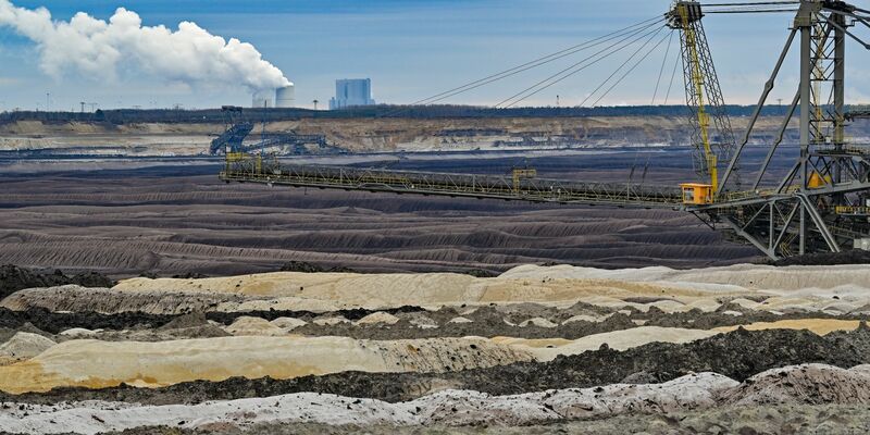 Abraumhalden und ein Absetzer sind im Braunkohletagebau Welzow-Süd der Lausitz Energie Bergbau AG (LEAG) zu sehen. Der Methan-Ausstoß ist in Deutschland deutlich höher als angenommen. - Foto: Patrick Pleul/dpa