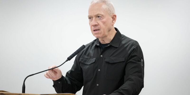 Der israelische Verteidigungsminister Joav Galant widerspricht Netanjahu, indem er sagt, es gäbe keinen Termin für eine möglicherweise bevorstehende Rafah-Offensive. - Foto: Shachar Yurman/GPO/dpa