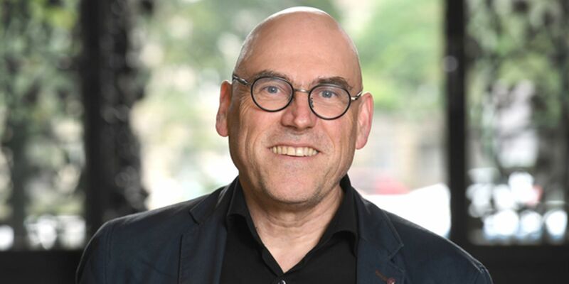 «Es ist ein Fehler von Voigt, dass er sich mit Höcke zum TV-Duell verabredet hat», sagt der Politikwissenschaftler Prof. Wolfgang Schroeder, «Voigt trage damit zu «einer weiteren Normalisierung und Etablierung der AfD bei». - Foto: David Ausserhofer/WZB Berlin/dpa