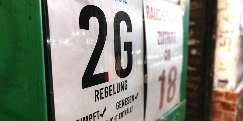2G-Hinweisschild an einer Bar (Archiv) - Foto: über dts Nachrichtenagentur