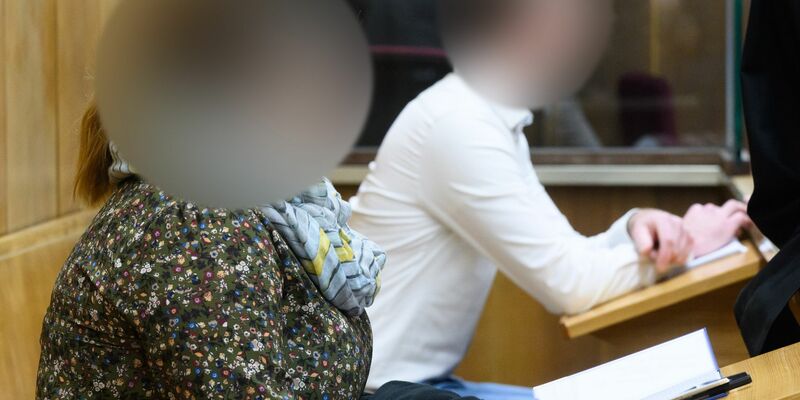 Kurz vor Prozessende räumten der Vater und seine frühere Lebensgefährtin ein, dem kleinen Mädchen Quecksilber gespritzt zu haben. - Foto: Julian Stratenschulte/dpa