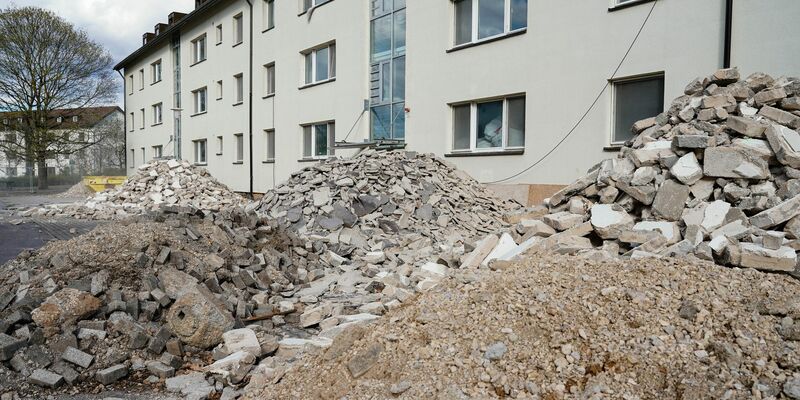 Der Bauschutt vor einem ehemaligen Wohnhaus im Patrick-Henry-Village in Heidelberg ist bereits vorsortiert. - Foto: Uwe Anspach/dpa