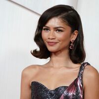 Zendaya spielt in ihrem neuen Film an der Seite von Robert Pattinson, zur Promo wurde eine vermeintlich echte Verlobungsanzeige des Film-Paars in einer Zeitung geschaltet (Archivbild). - Foto: Jordan Strauss/Invision via AP/dpa