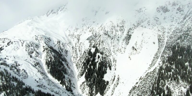 Bei einem Lawinenabgang in Österreich ist ein Wanderer ums Leben gekommen (Symbolbild). - Foto: Zeitungsfoto.At/APA/dpa
