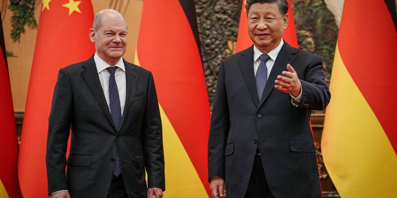 Bundeskanzler Olaf Scholz zusammen mit Chinas Präsident Xi Jinping in der Großen Halle des Volkes in Peking. (Archiv) - Foto: Kay Nietfeld/dpa