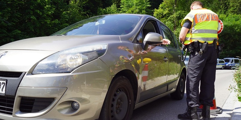 Bundespolizeidirektion München: Abgelaufenes Visum und gefälschter Führerschein/ Bundespolizei stoppt zwei Fahrgemeinschaften bei Grenzkontrollen - Foto: presseportal.de