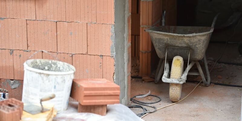 Besonders 2022 stiegen die Baupreise im Zuge des Ukraine-Krieges und der höheren Inflation enorm. Seit 2023 schwächt sich der Preisanstieg ab. - Foto: Lino Mirgeler/dpa