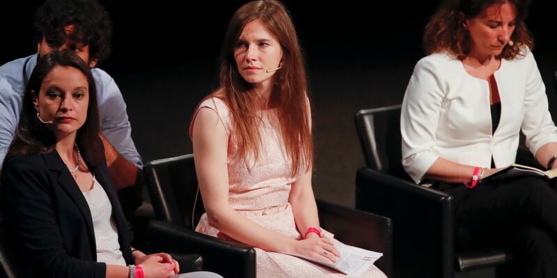Die US-Amerikanerin Amanda Knox (m.) 2019 bei einem Kongress zu Justizirrtümern in Modena. - Foto: Antonio Calanni/AP/dpa
