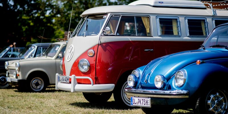 Ein Volkswagen T1 und ein VW-Käfer beim Bockhorner Oldtimermarkt. - Foto: Hauke-Christian Dittrich/dpa