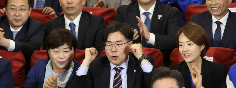 Oppositionsführer Lee Jae Myung und weitere Mitglieder der Demokratischen Partei (DP) reagieren auf die Bekanntgabe von Wählerbefragungen nach der Parlamentswahl. - Foto: Chung Sung-Jun/Pool Getty Images AsiaPac/AP/dpa