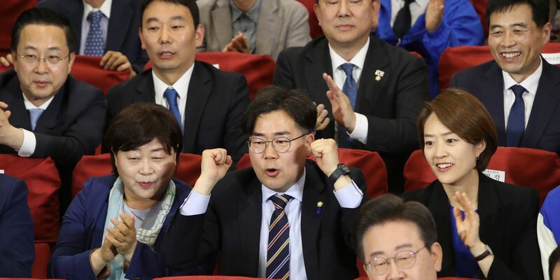 Oppositionsführer Lee Jae Myung und weitere Mitglieder der Demokratischen Partei (DP) reagieren auf die Bekanntgabe von Wählerbefragungen nach der Parlamentswahl. - Foto: Chung Sung-Jun/Pool Getty Images AsiaPac/AP/dpa
