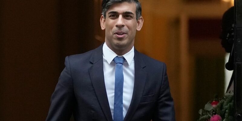Der britische Premierminister Rishi Sunak hat mit seinen Turnschuhen eine Diskussion ausgelöst. - Foto: Kin Cheung/AP/dpa