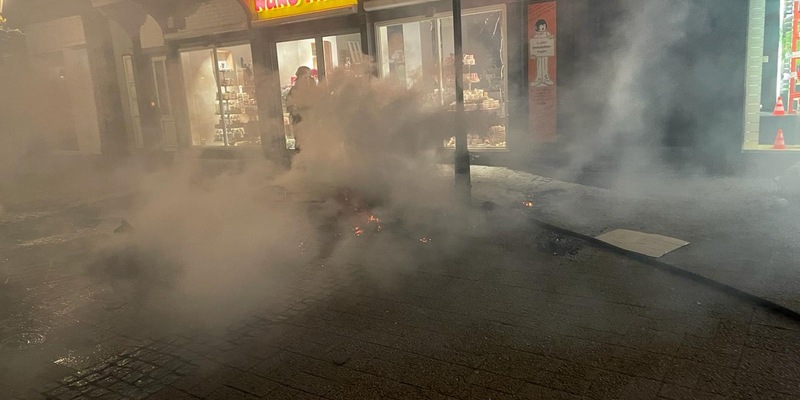 FW Celle: Feuer droht auf Gebäude überzugreifen - Müll brennt in der Altstadt - Foto: presseportal.de