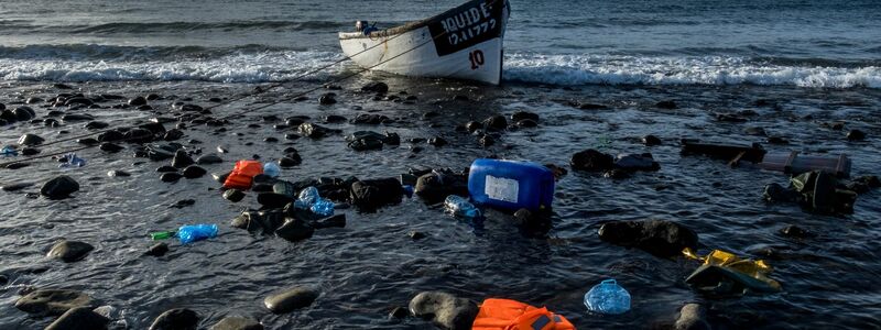 Ein Holzboot, mit dem Flüchtlinge aus Marokko über den Atlantischen Ozean gefahren sind, liegt an der Küste der Kanarischen Inseln. - Foto: Javier Bauluz/AP/dpa