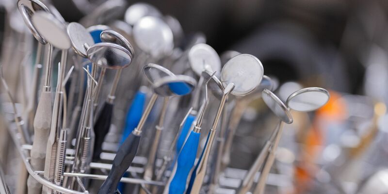 Zahnfüllungen bestehen häufig noch aus Quecksilber. - Foto: Rolf Vennenbernd/dpa