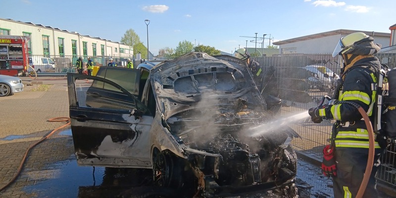 FFW Schwalmtal: Feuerwehr löscht Fahrzeugbrand - Foto: presseportal.de