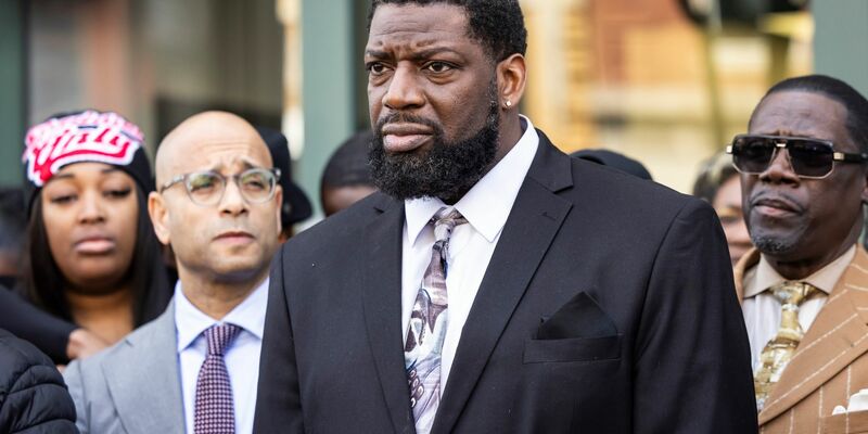 Flankiert von Familienmitgliedern, Anwälten und Unterstützern spricht Dexter Reed Sr. zu Reportern vor dem Hauptquartier des Civilian Office of Police Accountability. Sein Sohn wurde bei einer Verkehrskontrolle durch die Polizei von Chicago erschossen. - Foto: Ashlee Rezin/Chicago Sun-Times/AP/dpa