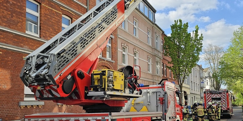 FW-E: Rauchentwicklung aus dem Keller eines Mehrfamilienhauses - mehrere Wohnungen verraucht - Foto: presseportal.de