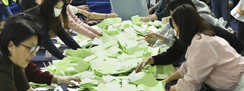 Parlamentswahl in Südkorea: Wahlbeamte zählen die Stimmen. - Foto: Uncredited/kyodo/dpa