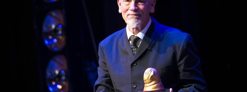 John Malkovich 2024 bei einem Termin in Bremen. - Foto: Sina Schuldt/dpa