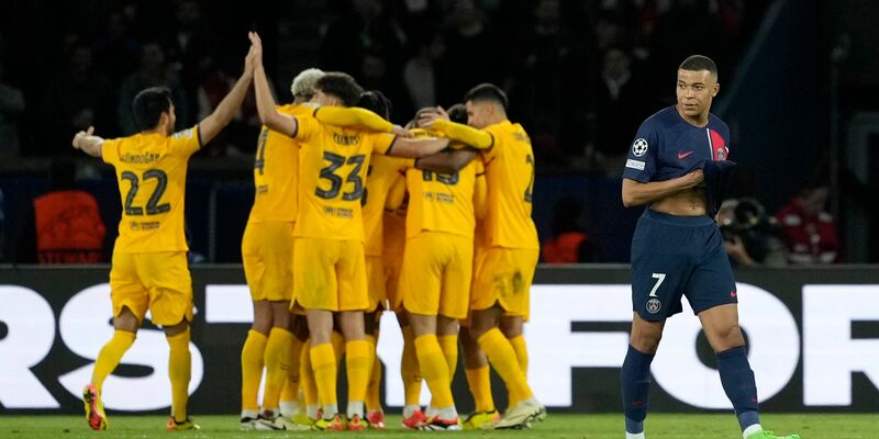 PSG-Star Kylian Mbappé (r) ist nach dem Siegtreffer des FC Barcelona bedient. - Foto: Lewis Joly/AP/dpa