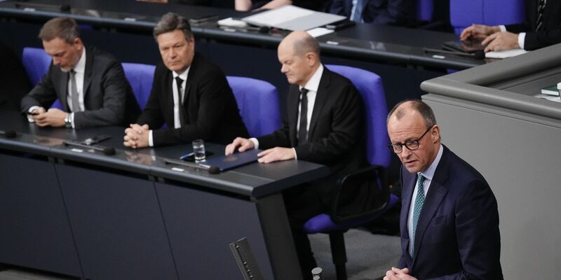 Merz (v.r.n.l.), Scholz, Habeck und Lindner verlieren laut einer Untersuchung Vertrauen in der gesellschaftlichen Mitte. - Foto: Kay Nietfeld/dpa