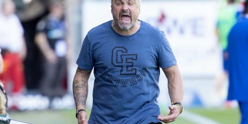 Kurz vorm Platzen vor Wut? Trainer Thomas Reis vom FC Schalke ist aufgebracht. Zettel und Stift können ein Ausweg sein. - Foto: Jürgen Kessler/dpa