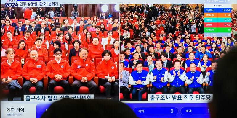 Die Opposition (r) jubelt, die regierende Volksmacht-Partei ist konsterniert. Zur Wahl in Südkorea waren mehr als 44,25 Millionen Bürger aufgerufen. - Foto: Kim Jae-Hwan/Zuma Press/dpa