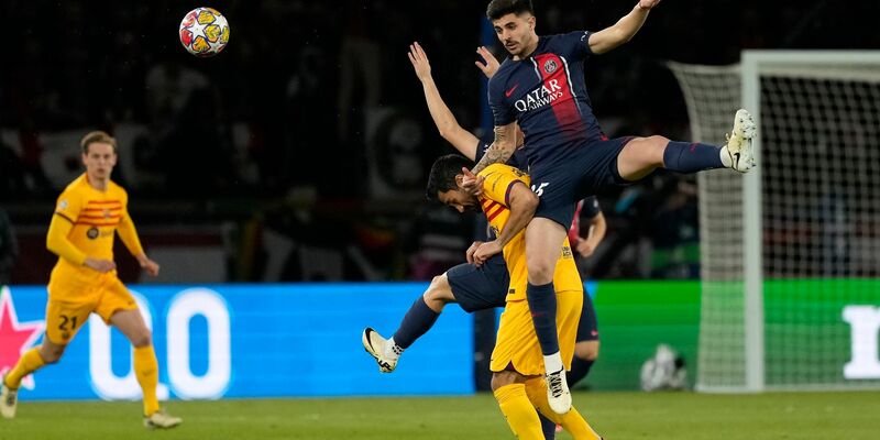 Barcelonas Ilkay Gündogan im Zweikampf mit Lucas Beraldo von Paris Saint-Germain. - Foto: Lewis Joly/AP/dpa