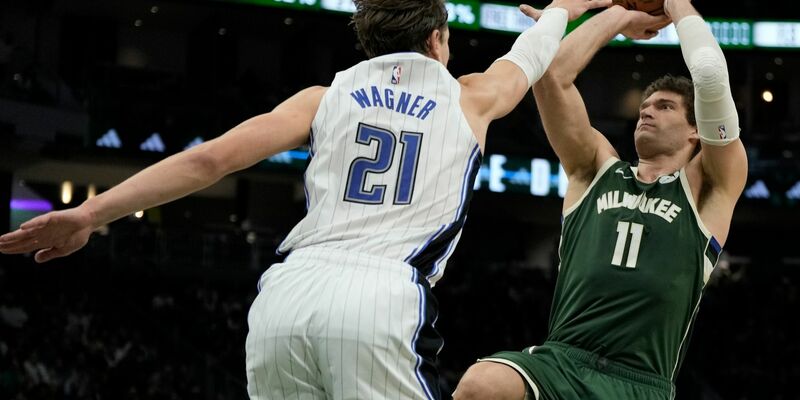 Moritz Wagner von den Orlando Magic versucht Brook Lopez von den Milwaukee Bucks zu blocken. - Foto: Morry Gash/AP