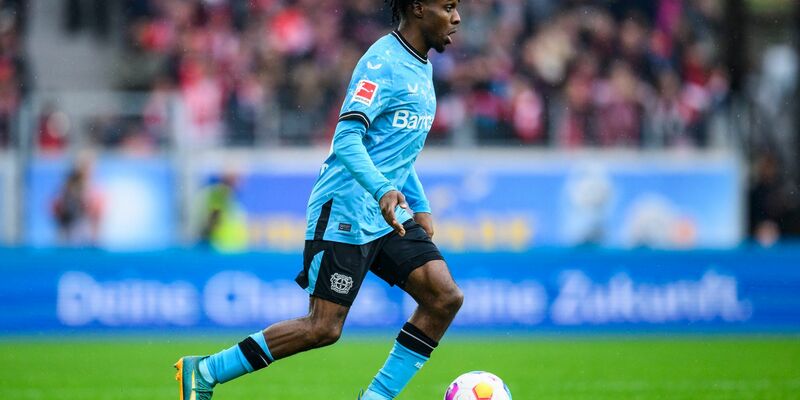 Leverkusens Jeremie Frimpong ist von seinem Trainer Xabi Alonso begeistert. - Foto: Tom Weller/dpa