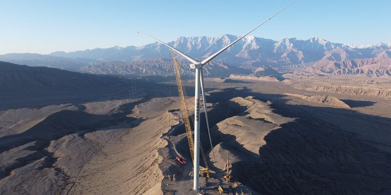 Eine Windturbine nach der Installation in der nordwestchinesischen autonomen Region Xinjiang. - Foto: Liu Zhenlu/XinHua/dpa