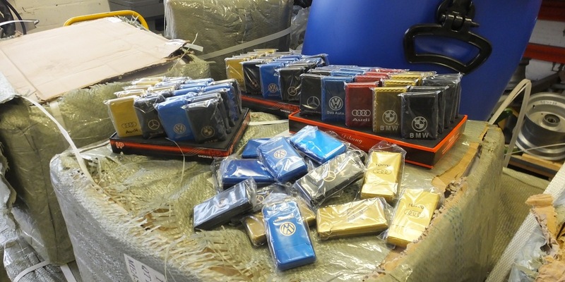 HZA-HH: Logos von Automarken gefälscht / Zoll stellt 10.500 Feuerzeuge mit gefälschten Logos sicher - Foto: presseportal.de