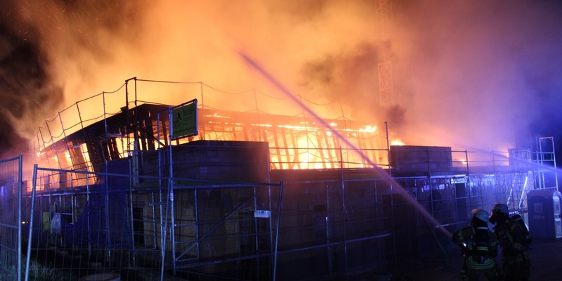 FF Bad Salzuflen: KiTa-Neubau in Bad Salzuflen steht zum zweiten Mal in Vollbrand / Freiwillige Feuerwehr ist in der Nacht zu Donnerstag mit 45 Kräften im Einsatz - Foto: presseportal.de