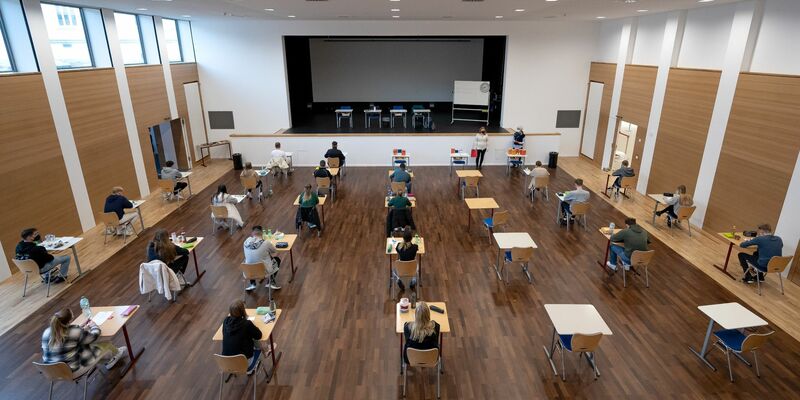 In Niedersachsen verzögern sich die Abiturprüfungen in Politik-Wirtschaft (Archivbild). - Foto: Sina Schuldt/dpa