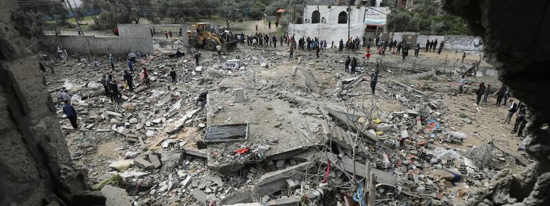 Nach Angaben von Sanitätern wurden bei einem Luftangriff auf ein Wohnhaus in dem Flüchtlingsviertel Nuseirat im zentralen Teil des Gazastreifens mindestens fünf Palästinenser getötet (Archivbild). - Foto: Omar Ashtawy/Zuma Press/dpa