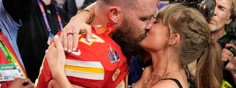 Taylor Swift und Travis Kelce sind mittlerweile rund ein Jahr ein Paar. (Archivfoto) - Foto: John Locher/AP/dpa