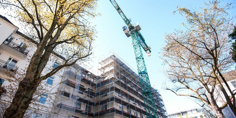 Laut der Industriegewerkschaft Bauen-Agrar-Umwelt fehlen mehr als 800.000 Wohnungen in Deutschland - vor allem bezahlbare. - Foto: Daniel Bockwoldt/dpa