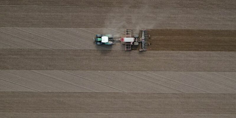 «Der Ausverkauf kostbarer Ackerflächen hat endgültig ein Ende.» - Foto: Patrick Pleul/dpa