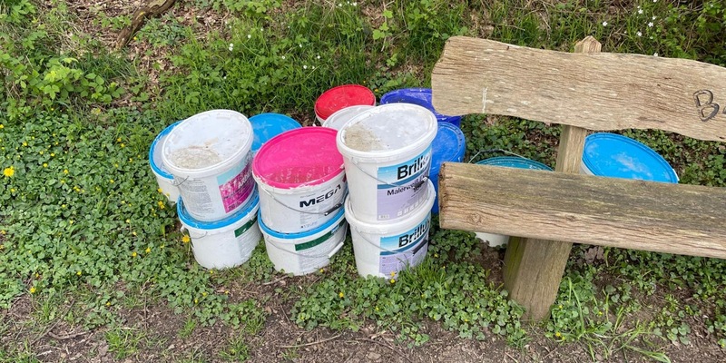 POL-RZ: Illegale Entsorgung von Farbeimern - Foto: presseportal.de