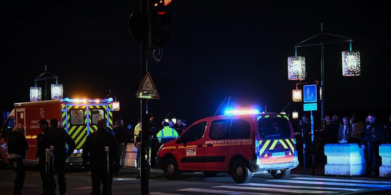 Polizeibeamte und Rettungskräfte sperren eine Straße ab, nachdem ein Mann hier Menschen attakiert hat. - Foto: Philippe Lopez/AFP/dpa