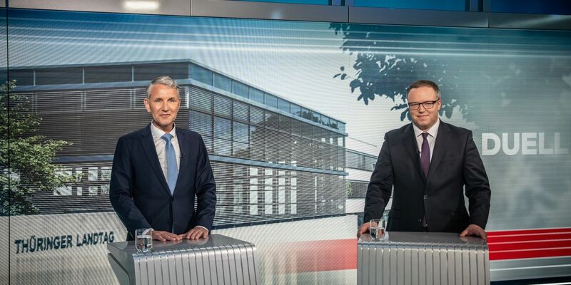 Das TV-Duell der Spitzenkandidaten für die Landtagswahl in Thüringen: Björn Höcke (AfD, l) und Mario Voigt (CDU). - Foto: Michael Kappeler/dpa
